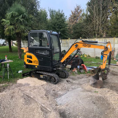 Hightop mini excavator in New York, USA